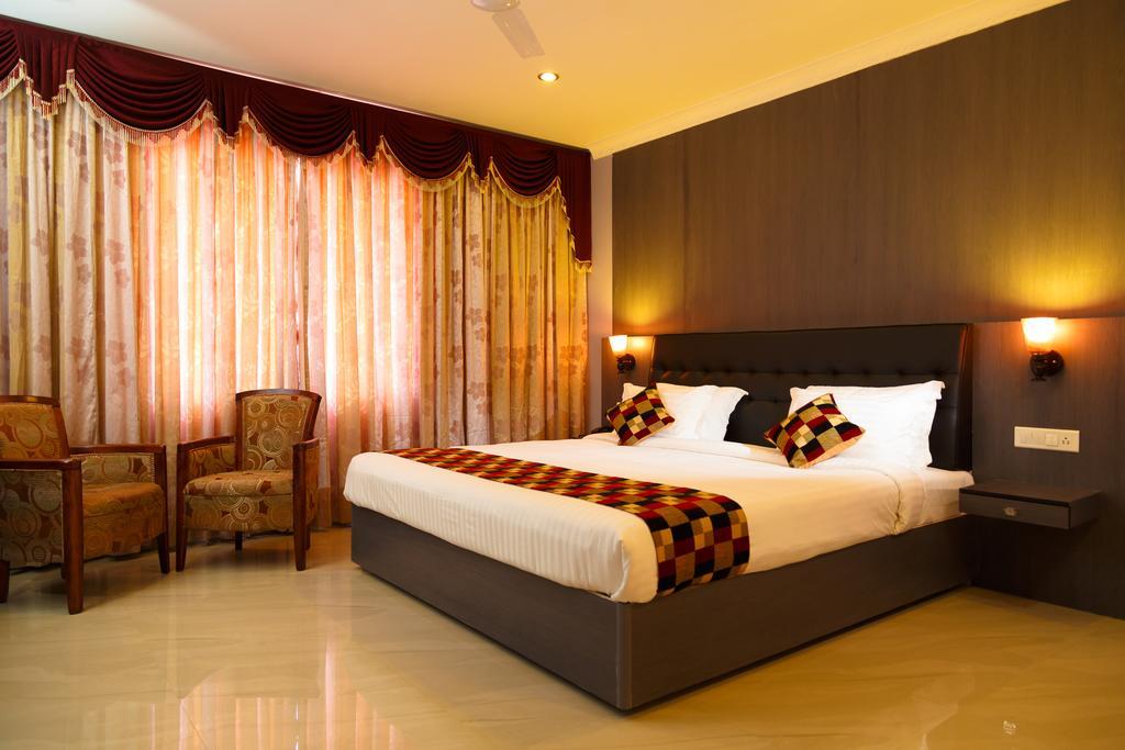 Hotel Gopalapuram International Pollāchi Buitenkant foto