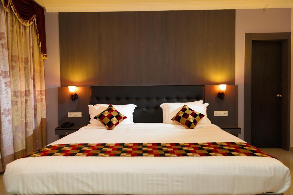 Hotel Gopalapuram International Pollāchi Buitenkant foto