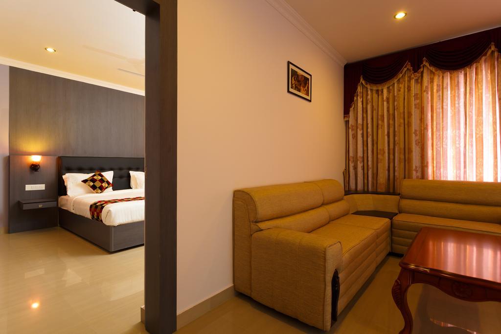 Hotel Gopalapuram International Pollāchi Buitenkant foto