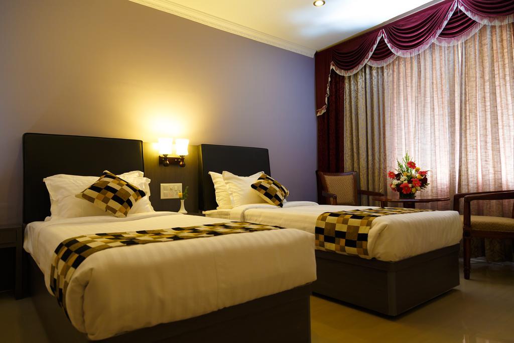 Hotel Gopalapuram International Pollāchi Buitenkant foto