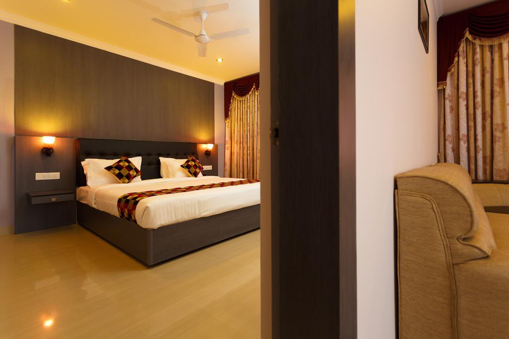 Hotel Gopalapuram International Pollāchi Buitenkant foto