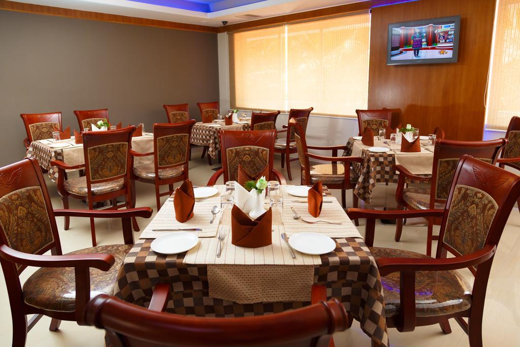 Hotel Gopalapuram International Pollāchi Buitenkant foto