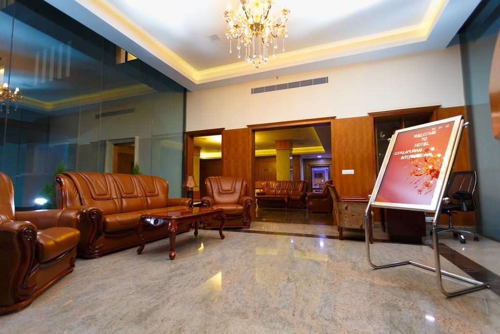 Hotel Gopalapuram International Pollāchi Buitenkant foto