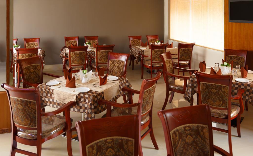Hotel Gopalapuram International Pollāchi Buitenkant foto