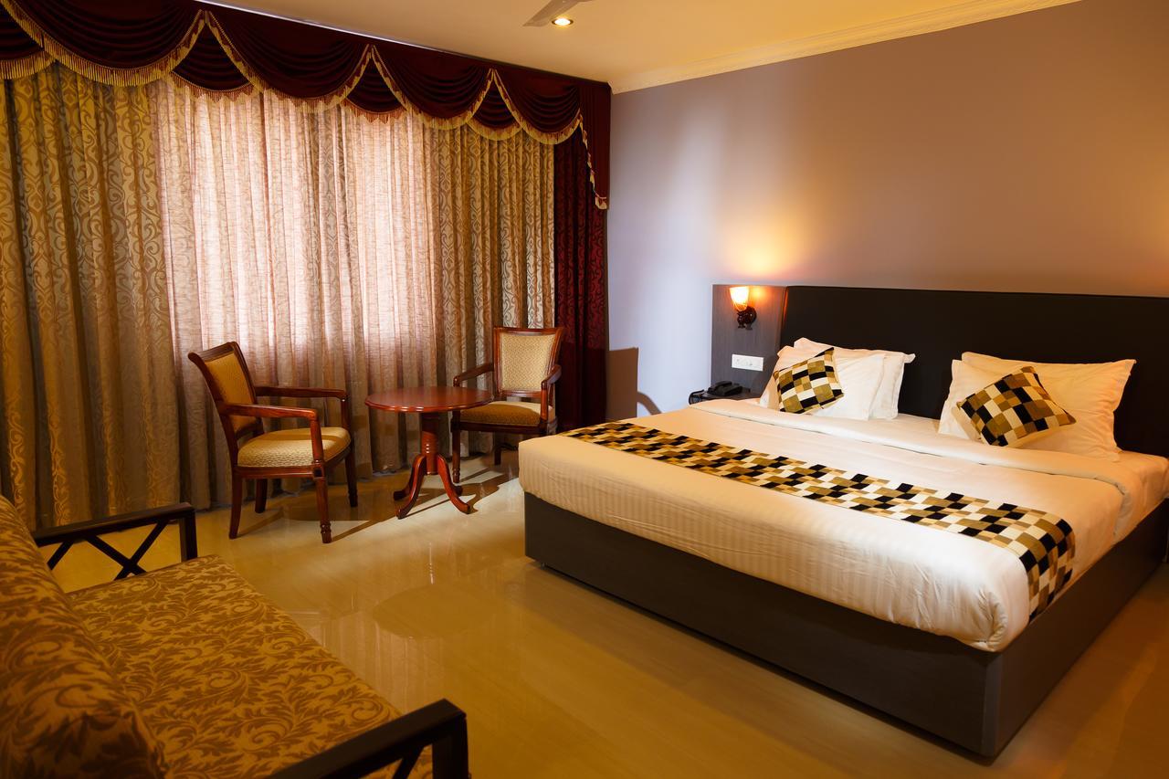 Hotel Gopalapuram International Pollāchi Buitenkant foto
