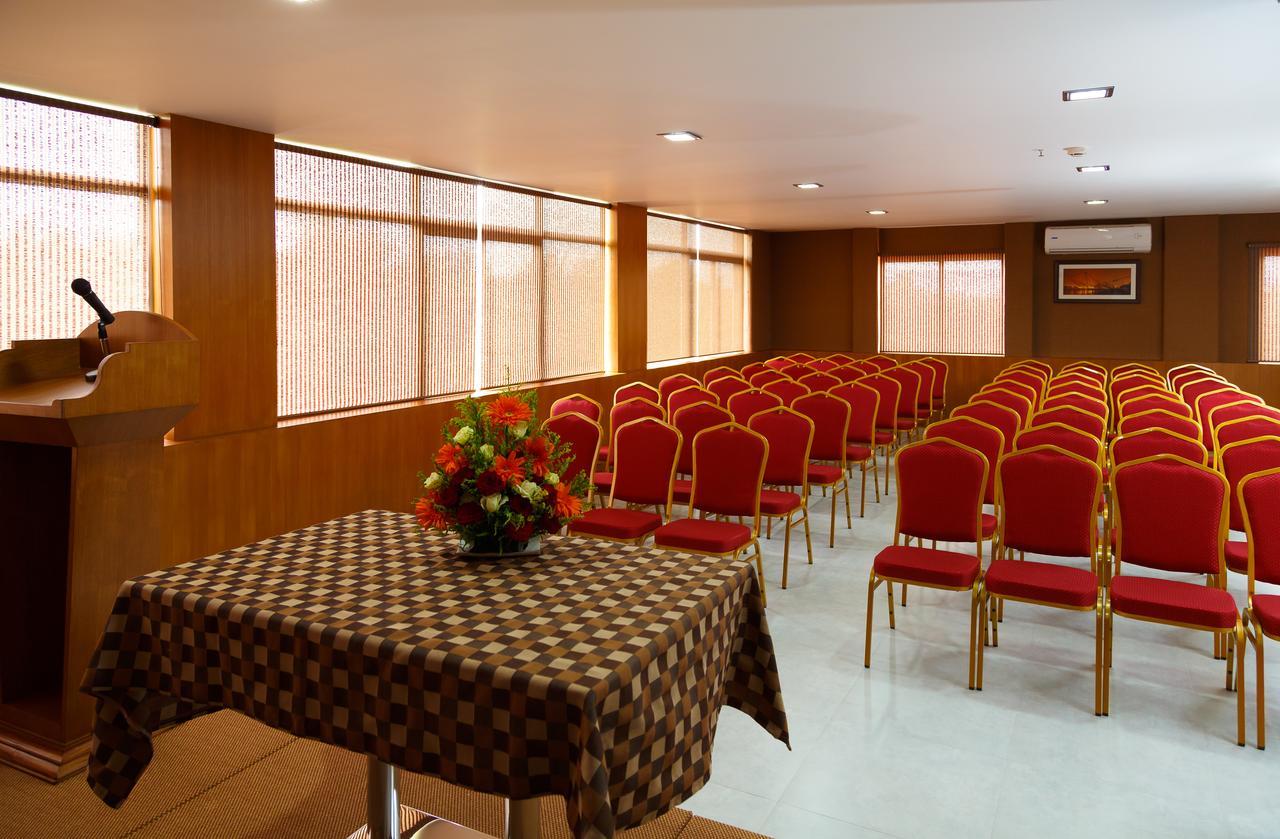 Hotel Gopalapuram International Pollāchi Buitenkant foto